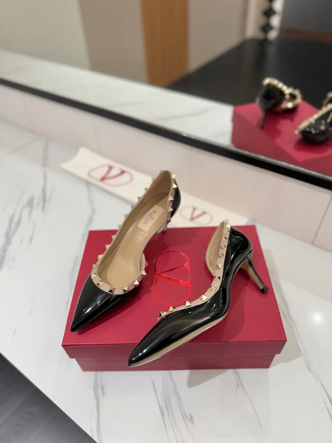 👟👟Ex-factory price 580👟👟 Valentino/Valentino rivet VT classic shoes, top replica! The side curves are perfect, the original molded custom-made rust-free rivets, and the textured hardware bring out a full sense of high-end, giving you a genuine foot feel! The first choice for high-end customers❤️ [Material] Upper: Original imported custom patent leather Lining: Original imported goatskin Outsole: Imported pearlescent leather outsole Heel height: 6.5CM Code number: 35-39 [34, 40, 41, 42 custom-made are not returnable]